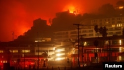 O clădire arde în cartierul Pacific Palisades din vestul orașului Los Angeles, California. 7 ianuarie 2025