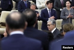 Исполняющий обязанности президента Казахстана Касым-Жомарт Токаев (справа внизу) и его предшественник Нурсултан Назарбаев (слева) на совместном заседании палат парламента в Астане, Казахстан, 20 марта 2019 года