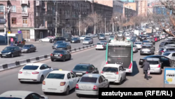 Երթևեկությունը Երևանի փողոցներից մեկում, արխիվ