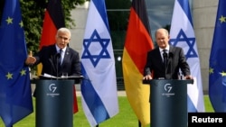 German Chancellor Olaf Scholz (right) made his remarks while speaking after a meeting in Berlin with Israeli Prime Minister Yair Lapid (left) on September 12.