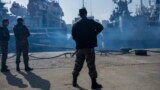 Personalul de securitate rusesc din Sevastopol stă de pază în timpul confiscării navelor de război ucrainene după ce Kremlinul a ocupat ilegal Crimeea în 2014.