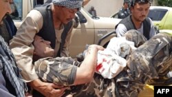 یک نیروی امنیتی که در حمله تهاجمی امروز طالبان در سمنگان زخمی شده است.