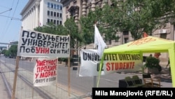 Parole na protestu univerzitetskih profesora ispred Vlade Srbije u centru Beograda, 13. jun 2025.