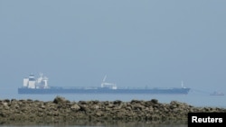 MT Mount Fuji, një cisternë ruse që transporton naftë ruse, pret të shkarkohet pranë Parkut Kombëtar Detar "Narara" në Detin Arabik, mars 2026.