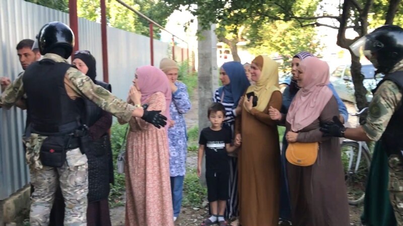 Russian Authorities In Occupied Crimea Detain Tatar Activists, Search Their Homes