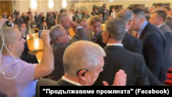 Йордан Цонев (в средата) замахва с ръка към Ивайло Мирчев (най-вдясно).