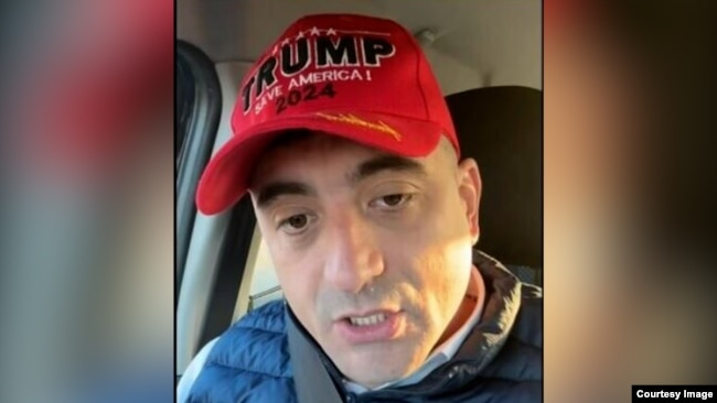George Simion me një kapelë bejsbolli të Trump