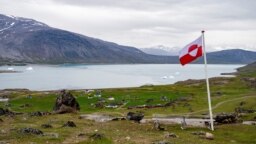 Flamuri i Grenlandës valëvitet në vendbanimin Igaliku, Grenlandë, korrik 2024.
