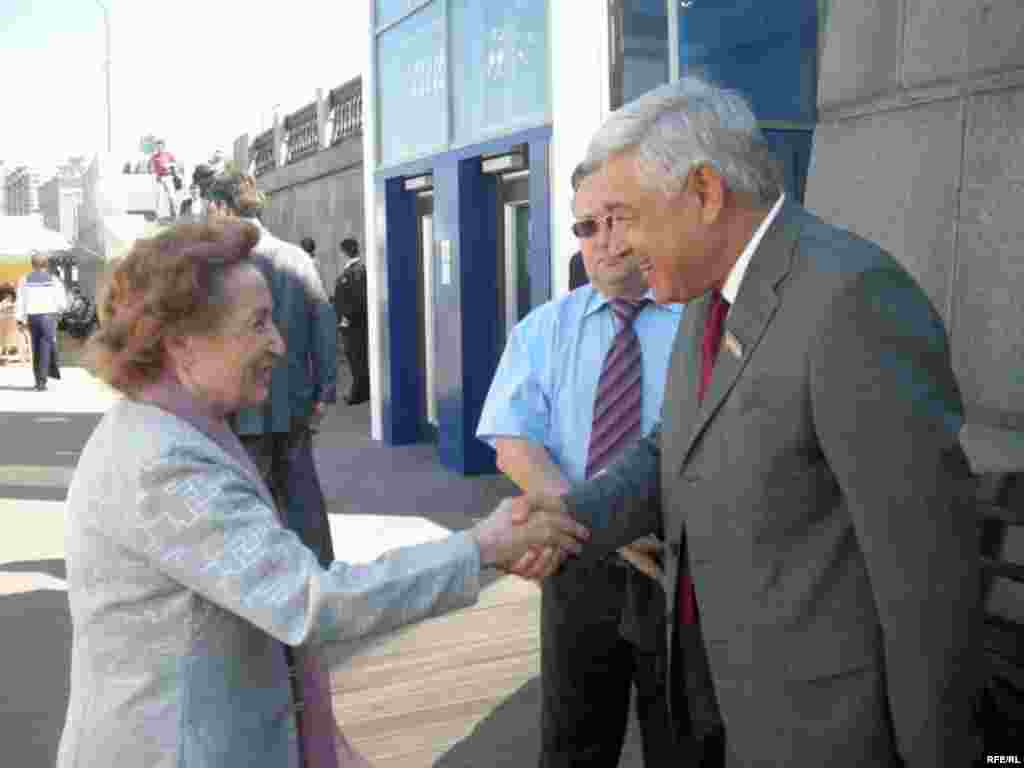 Фәрит Мөхәммәтшин (у) Чулпан Муса кызы Җәлилне сәламли