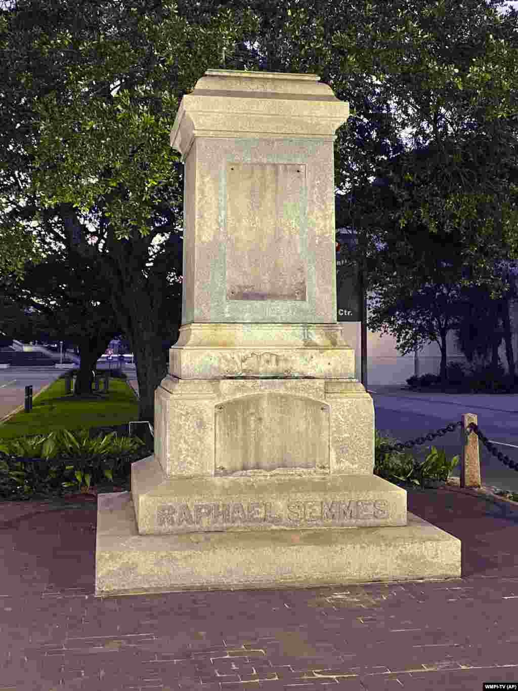 Пьедестал, оставшийся после решения городских властей города Мобил, штат Алабама, демонтировать статую адмирала армии Конфедеративных штатов Америки Рафаэля Симмза. 5 июня