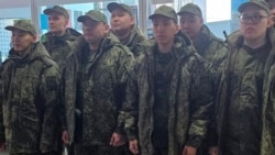 Никита Васильев (крайний справа) и другие солдаты срочной службы из Якутии