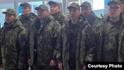 Никита Васильев (крайний справа) и другие солдаты срочной службы из Якутии