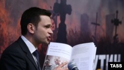 Ilya Yashin duke paraqitur raportin.