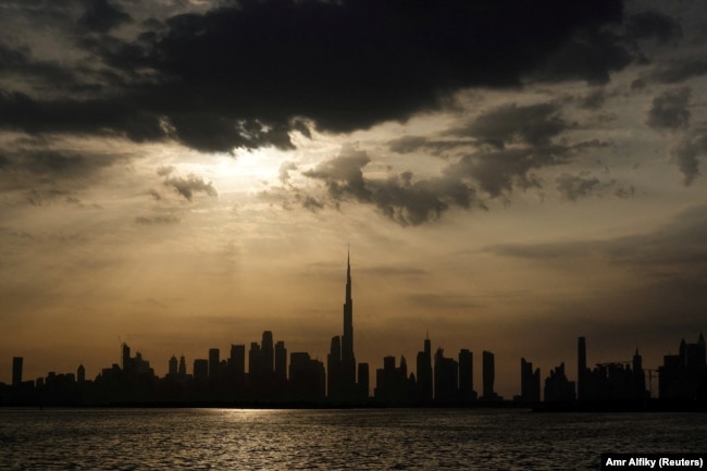 Pamje e horizontit të Dubait me rrokaqiellin Burj Khalifa në qendër.