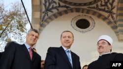 Hašim Tači, tadašnji premijer Kosova, turski predsjednik Redžep Tajib Erdogan i predsednik Islamske zajednice Kosova, muftija Naim Ternava na ceremonij otvaranja obnovljene Velike džamije u Prištini, novembar 2010.