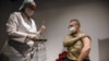 Egy férfit beoltanak a koronavírus elleni orosz Szputnyik-V vakcinával a moszkvai GUM áruházban kialakított oltóponton, 2021. január 18-án.