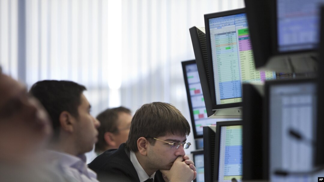 Investment bankers follow market indicators in Moscow. (file photo)