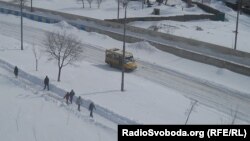 Столична околиця, район Південної Борщагівки. На відміну від суботи, пішоходи можуть пройти тротуаром, на дорозі — мікроавтобус 408-го маршруту, Київ, 24 березня 2013 року