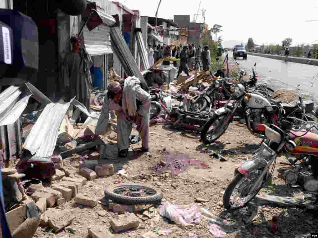 Қандаҳор, Афғонистон. Даҳуми апрели 2008 - Аммо таркишҳои Афғонистон талафоти зиёд бар дунбол доранд. Ба мисли таркиши Қандаҳор дар 10 апрел, ки 8 нафарро кушт ва 22 нафарро маҷрӯҳ кард. 