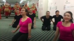 Счастливые заключенные танцуют. Пропаганда по-китайски