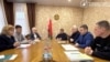 Ірына Касьцевіч і Валер Сьцепановіч (у тарцы стала) на перамовах паміж Тацянай Маскальковай і ўкраінскім амбудсмэнам Дзьмітром Лубінцом, 31 сьнежня 2024