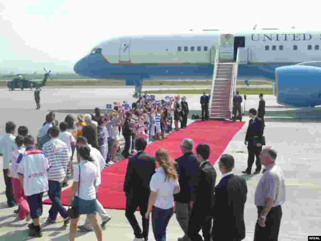 Zyrtarë kosovarë dhe nxënës të Shkollës Amerikane në Prishtinë presin nënpresidentin Bajden...