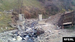 Один из смытых наводнением мостов в Азербайджане, 19 ноября 2009  