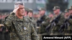 Presidenti Hashim Thaçi, gjatë inspektimit të FSK-së, në kazermën "Adem Jashari", Prishtinë. 