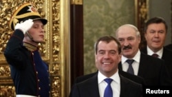 Президенты России, Белоруссии и Украины Дмитрий Медведев, Александр Лукашенко и Виктор Янукович (слева направо) перед началом саммита ЕвроАзЭС. Москва, 19 марта 2012 года