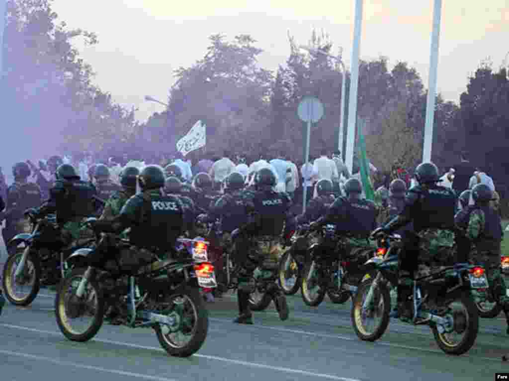 Iran -- Exercise of Iranian riot-police with demonstrators called “Eghtedar”, Sep2010 - Iran -- Exercise of Iranian riot-police with demonstrators called “Eghtedar”, Sep2010