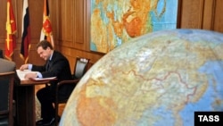 Президент Медведев с картой и глобусом в штабе Сибирского военного округа в Чите