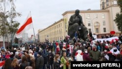 Демонстранти в Мінську біля пам’ятника поетові Якубу Коласові