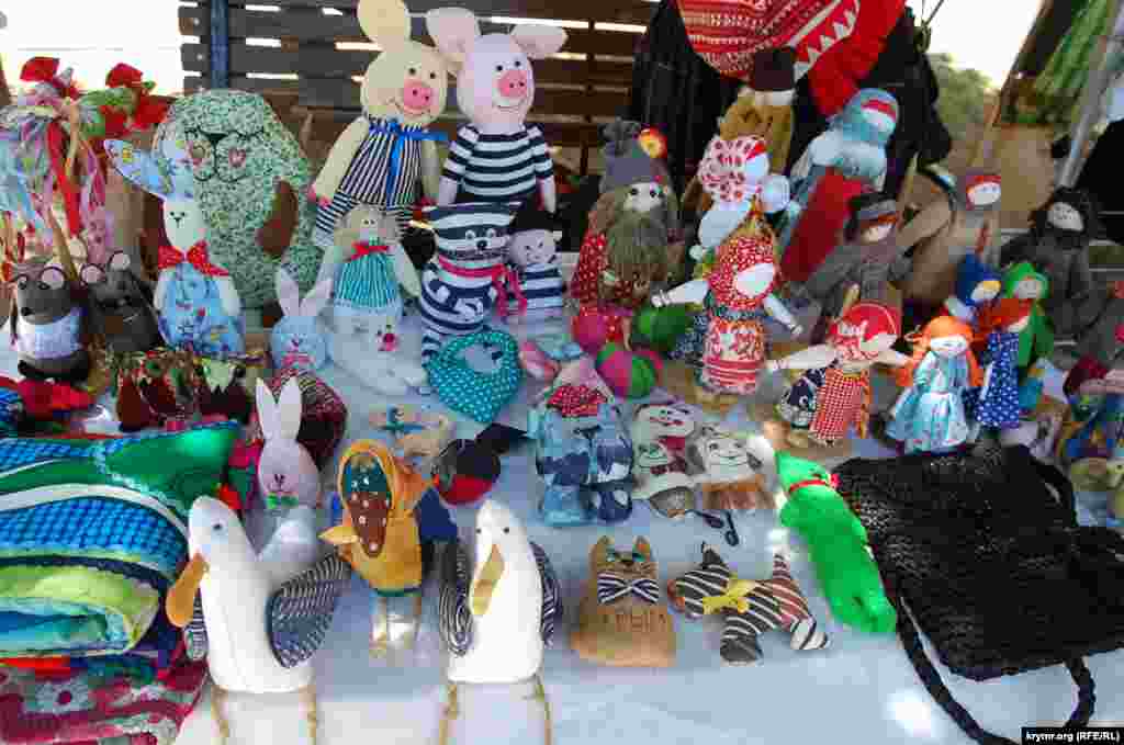 Севастопольское общество русской культуры представило на выставке самодельные сувенирные куклы