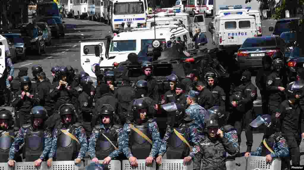 Полицейские оцепили проспект Баграмяна, ведущий к зданию парламента страны, Ереван, 17 апреля 2018 г.