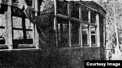 Трамвайный вагон через несколько дней после пробного пуска 7 ноября. Женщина протирает стекла бензином. Скан из газеты «Социалистическая Алма-Ата» за 19 ноября 1937 года. Автор снимка М. Лихачев.