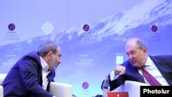 Премьер-министр Армении Никол Пашинян и президент Армении Армен Саркисян принимают участие в Summit of Minds в Дилижане, 8 июня 2019 г. 