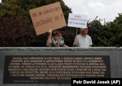 Один із громадянських протестів біля пам’ятника. В руках у людей написи: «У нього на руках кров. Приберіть його!», «Конєв = комуністична брехня. Брехні ми тут не хочемо»