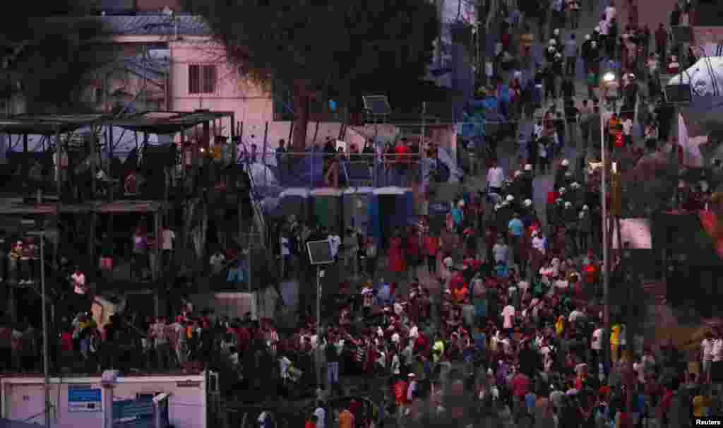 Një person ka humbur jetën nga zjarri, derisa migrantët u përleshën me policinë greke. 