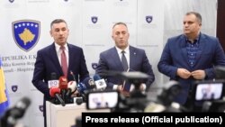 Predsednik Skupštine Kosova Kadri Veselji, odlazeći premijer Kosova Ramuš Haradinaj i gradonačelnik Prištine Špend Ahmeti na pres-konferenciji