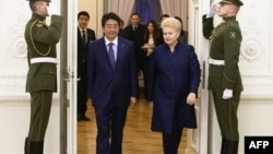 Premierul Japoniei Shinzo Abe și președinta Lituaniei Dalia Grybauskaite, Vilnius, 13 ianuarie 2018