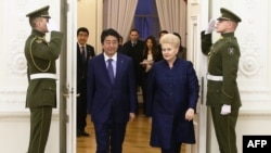 Vilnius, Lithuanian President Dalia Grybauskaite (R) welcomes Japanese Prime Minister Shinzo Abe for talks