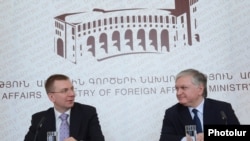 Armenia -- Foreign Ministers of Armenia and Latvia Edward Nalbandyan (R) and Edgars Rinkevics hold a joint press conference, Yerevan, 15Nov2012