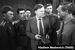 Васіль Быкаў з курсантамі ваеннай вучэльні, Менск, 1984