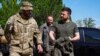 Volodimir Zelenski (dreapta) pe pozițiile armatei ucrainene în regiunea Zaporojie, controlată aproape 60% de trupele rusești, 5 iunie 2022