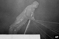 Повалення пам'ятника Йосипу Сталіну під час Угорської революції. Будапешт, 28 жовтня 1956 року