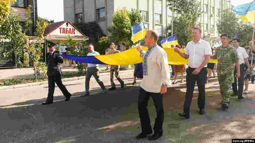 Участники шествия прошлись по городу с украинскими флагами и в национальных одеждах