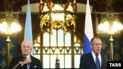 Sergei Lavrov și Staffan de Mistura , trimisul special ONU pentru Siria la o conferință de presă comună la Moscova 