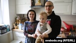 Наста і Зьміцер Дашкевічы з сынам пасьля вызваленьня Зьмітра з-за кратаў. 15 красавіка 2017 года