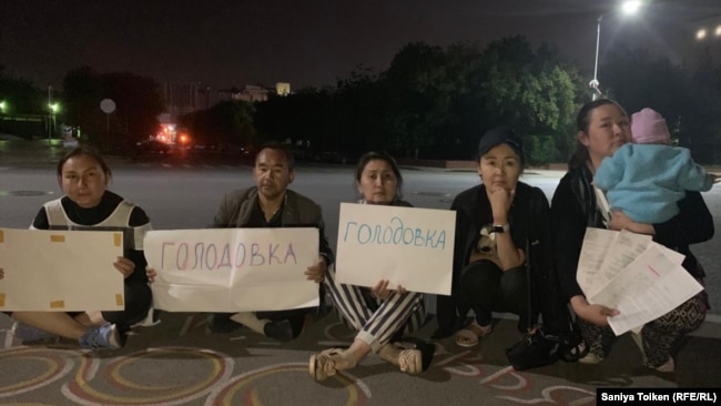 Ербол Есхожин (второй слева) протестует с активистами перед зданием департамента полиции. Нур-Султан, 24 августа 2019 года.