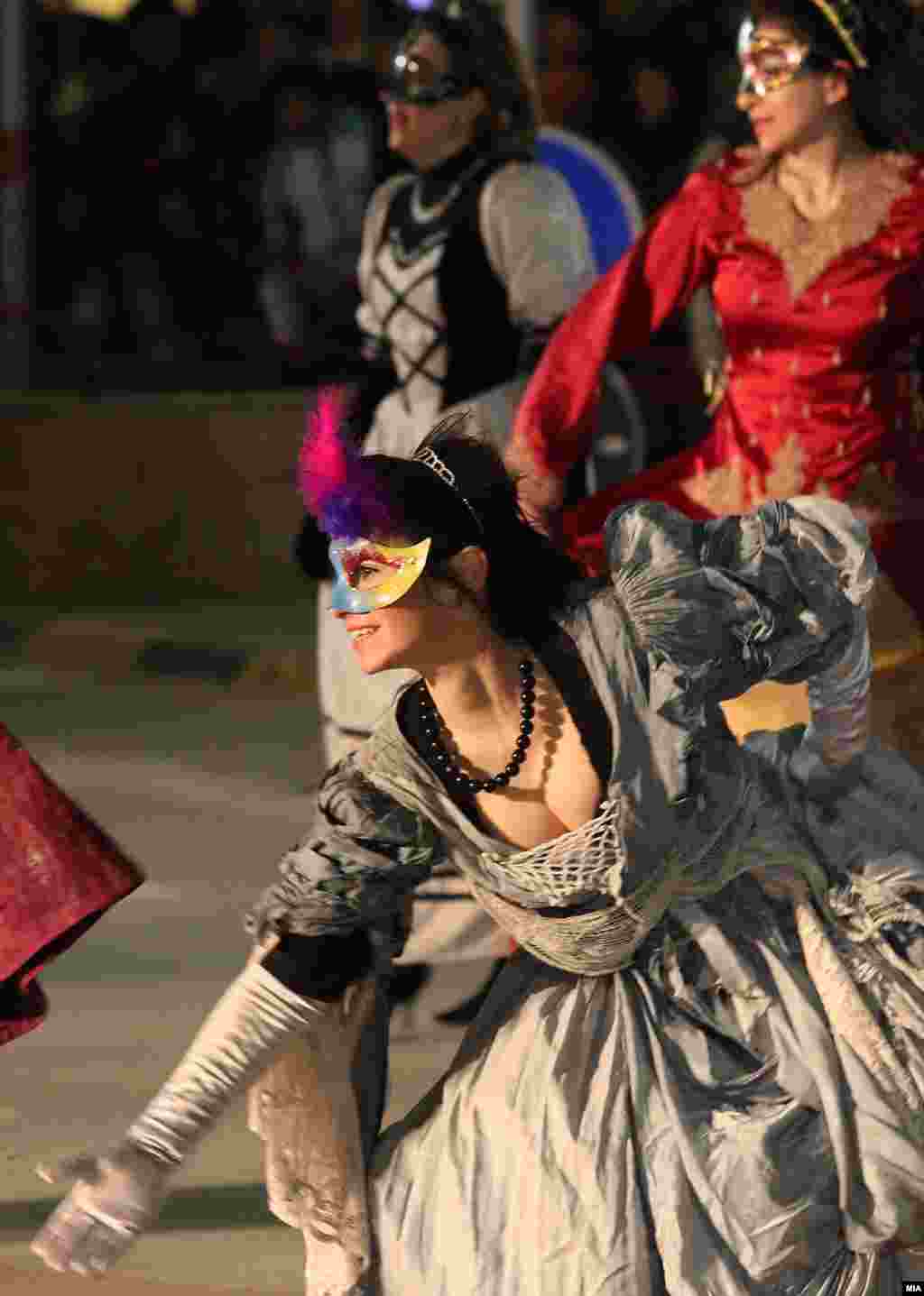 U Strumici je održan 5. dnevni festival pod maskama, tradicionalni "Strumički Karneval". Na otvaranju ovogodišnjeg festivala učestvovalo je više od 550 maskiranih lica. Foto: MIA - Makedonska informativna agencija